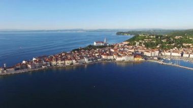 Eski şehir Piran Slovenya, hava panoramik eski evleri, St. George's Parish Kilisesi, Tartini Meydanı, kale ve deniz üzerinde uçuş.