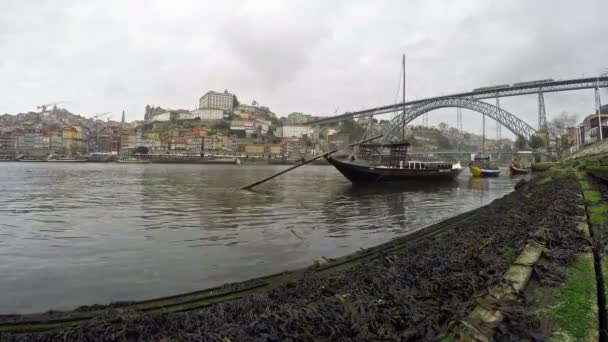 4 k. tradiční portugalské lodě na řece Douro, město Porto, Portugalsko. Časová prodleva v oblačné počasí — Stock video