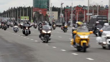 Belarus, Minsk - 30 Nisan 2017: Motosiklet sezonu bisikletçileri yolda binlerce geçit açma. H.O.G - festival