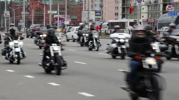 BELARUS, MINSK - 30 de abril de 2017: Desfile de apertura de la temporada de motos con miles de ciclistas en la carretera. H.O.G - festival — Vídeos de Stock