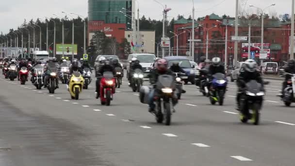 BELARUS, MINSK - 30 de abril de 2017: Desfile de abertura da temporada de motocicletas com milhares de motociclistas na estrada. H.O.G - festival — Vídeo de Stock