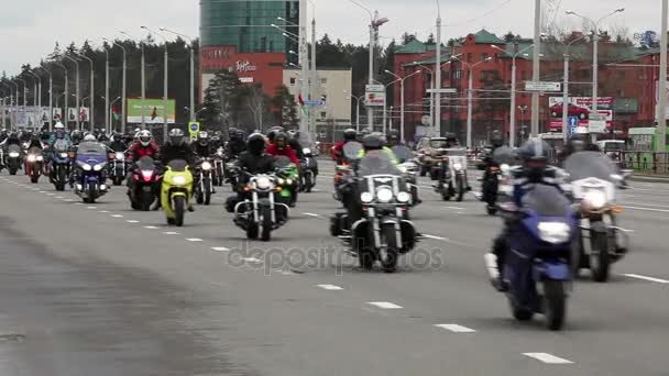 Białoruś, Mińsk - 30 kwietnia 2017: Sezonu motocyklowego otwarcie parady z tysięcy rowerzystów na drodze. Hog - Festiwal — Wideo stockowe