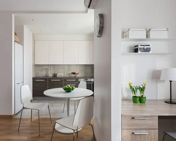 Интерьер современной квартиры в скандинавском стиле с кухней — стоковое фото