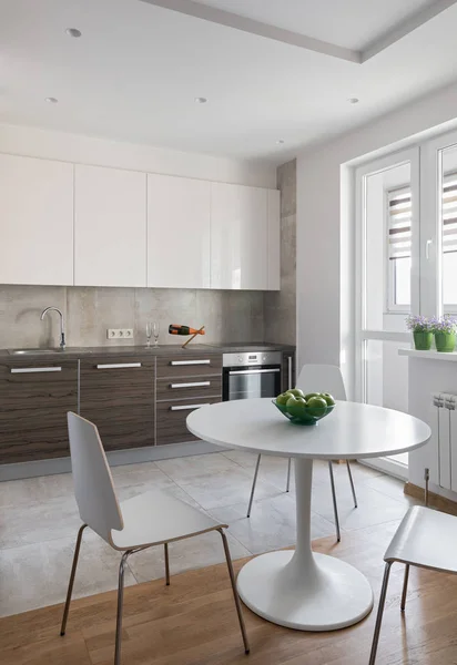 Wnętrza kuchnia w nowoczesnym mieszkaniu w stylu skandynawskim — Zdjęcie stockowe