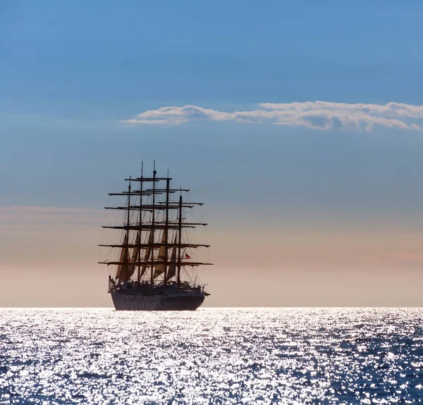 Największy na świecie żaglowiec z pięciu masztów pozostawia o zachodzie słońca na otwartym morzu — Zdjęcie stockowe