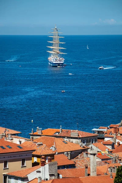 Dünyanın en büyük yelkenli gemi açık denize yakın eski şehir Piran, Slovenya demirlemiş beş gemi direkleri ile — Stok fotoğraf