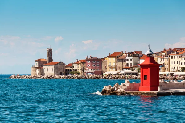 Cityscape eski Piran ile şehrin tarihi Ortaçağ ve yeni kırmızı fenerler yaz aylarında — Stok fotoğraf