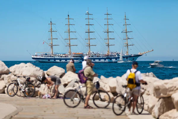 Das weltgrößte Segelschiff mit fünf Masten ankert im offenen Meer in der Nähe der Altstadt Piran, Slowenien. lizenzfreie Stockbilder