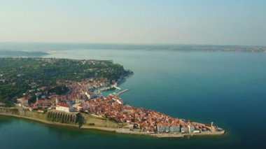 4 k. uçuş eski şehir Piran sabah, eski evleri, Tartini Meydanı, St. George's Parish Kilisesi, kale ve marina ile hava üst panoramik görünüm üzerinde.