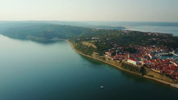 4K. Vista panorámica del casco antiguo de Piran por la mañana. Vista aérea de la península de Istria en Eslovenia . — Vídeos de Stock