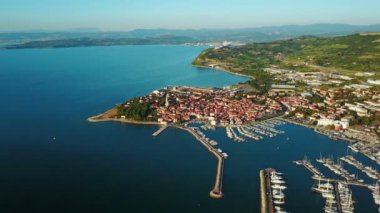 4 k. uçuş Izola Slovenya, hava panoramik marina günbatımı adlı eski kasabada. Adriyatik Denizi kıyısında. Istria Yarımadası