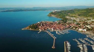 4 k. uçuş Izola Slovenya, hava panoramik marina günbatımı adlı eski kasabada. Adriyatik Denizi kıyısında. Istria Yarımadası