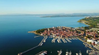 4 k. uçuş Izola Slovenya, hava panoramik marina günbatımı adlı eski kasabada. Adriyatik Denizi kıyısında. Istria Yarımadası