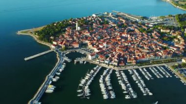 4 k. uçuş Izola Slovenya, hava panoramik marina günbatımı adlı eski kasabada. Adriyatik Denizi kıyısında. Istria Yarımadası
