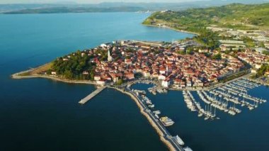 4 k. uçuş Izola Slovenya, hava panoramik marina günbatımı adlı eski kasabada. Adriyatik Denizi kıyısında. Istria Yarımadası