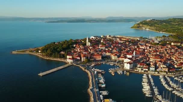 4 k. nízkými let staré město Izola Slovinsko, letecký panoramatický pohled s přístavem při západu slunce. Pobřeží Jaderského moře. Poloostrov Istrie — Stock video