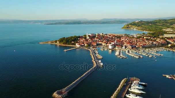 4K. Vôo baixo sobre a cidade velha de Izola, na Eslovênia, vista panorâmica aérea com marina ao pôr do sol. Costa do mar Adriático. Península da Ístria — Vídeo de Stock