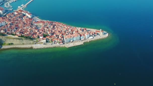 4 k. vlucht over oude stad Piran in de ochtend, luchtfoto top panoramisch uitzicht — Stockvideo