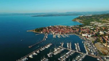 4 k. uçuş Izola Slovenya, hava panoramik marina günbatımı adlı eski kasabada. Adriyatik Denizi kıyısında. Istria Yarımadası