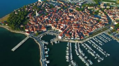 4 k. uçuş Izola Slovenya, hava panoramik marina günbatımı adlı eski kasabada. Adriyatik Denizi kıyısında. Istria Yarımadası