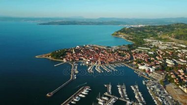 4 k. uçuş Izola Slovenya, hava panoramik marina günbatımı adlı eski kasabada. Adriyatik Denizi kıyısında. Istria Yarımadası