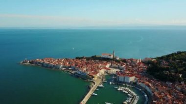 4 k. uçuş eski şehir Piran sabah, Tartini Meydanı, St. George's Parish Kilisesi, marina ve eski evleri ile hava panoramik görünüm üzerinde