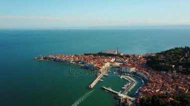 4 k. uçuş eski şehir Piran sabah, Tartini Meydanı, St. George's Parish Kilisesi, marina ve eski evleri ile hava panoramik görünüm üzerinde