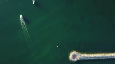 4 k. uçuş üzerinde kayan yatlar ve deniz feneri, havadan Kuşbakışı görünüm batımında ile marina