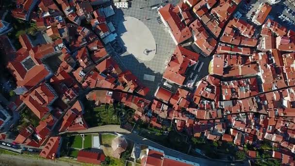 4K. Voo sobre a cidade velha Piran pela manhã, vista aérea superior com a Praça Tartini, Igreja Paroquial de St. George, marina e telhados antigos das casas antigas — Vídeo de Stock