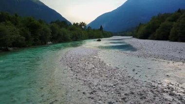 4 k. uçuş ve kalkış Slovenya Soca nehirde günbatımı yukarıda. Julian Alps, Soca Valley, Bovec bölge