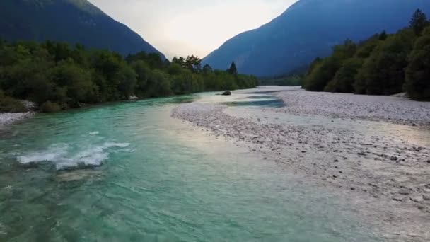 4K. सूर्यास्त पर स्लोवेनिया में सोका नदी के ऊपर उड़ान। जूलियन आल्प्स, सोका घाटी, बोवेक जिला — स्टॉक वीडियो