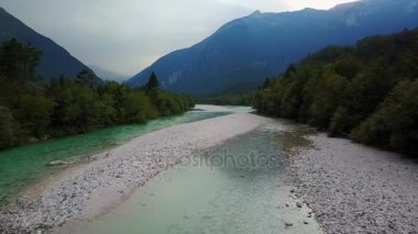 4 k. uçuş Slovenya Soca nehirde günbatımı yukarıda. Julian Alps, Soca Valley, Bovec bölge