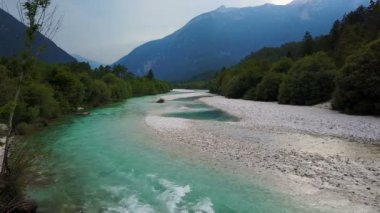 4 k. uçuş Slovenya Soca nehirde günbatımı yukarıda. Julian Alps, Soca Valley, Bovec bölge