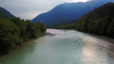 4 k. uçuş ve kalkış Slovenya Soca nehirde günbatımı yukarıda. Julian Alps, Soca Valley, Bovec bölge