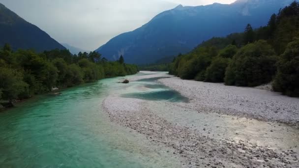 4K. Vuelo sobre el río Soca en Eslovenia al atardecer. Julian Alps, Valle de Soca, distrito de Bovec — Vídeo de stock