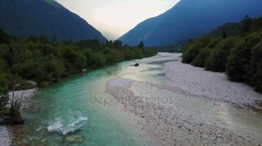 4 k. uçuş ve kalkış gün batımında Slovenya Soca Nehri Vadisi üzerinde. Julian Alps, Bovec bölge