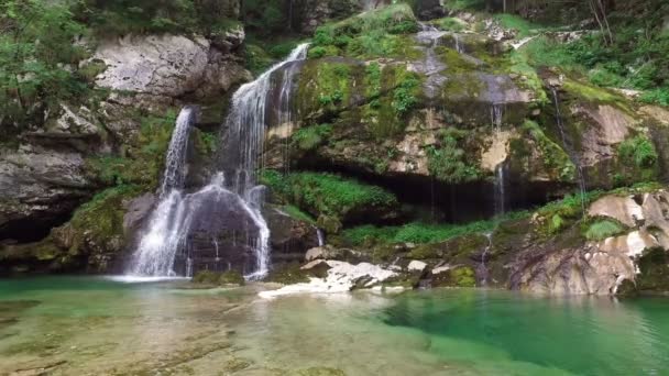 4K. Cascada Virje en los Alpes eslovenos, agua azul limpia y bosque verde. Julian Alps, Bovec district, Eslovenia, Europa . — Vídeo de stock