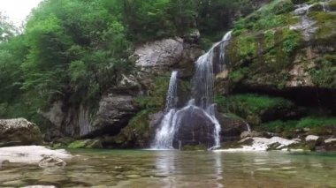 4 k. Sloven Alps, temiz mavi su ve yeşil orman şelale Virje. Julian Alps, Bovec bölge, Slovenya, Europe.