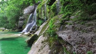 4 k. Sloven Alps, temiz mavi su ve yeşil orman şelale Virje. Julian Alps, Bovec bölge, Slovenya, Europe.