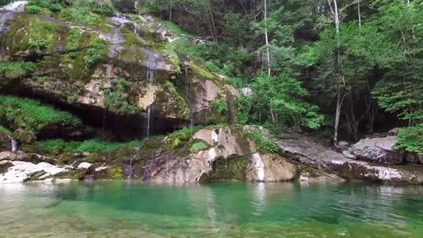 4K. Cachoeira Virje em Alpes eslovenos, água azul limpa e floresta verde. Julian Alps, distrito de Bovec, Eslovénia, Europa . — Vídeo de Stock