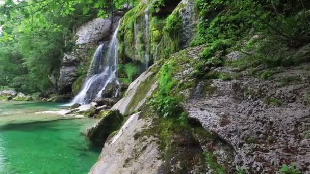 4K. Cascada Virje en los Alpes eslovenos, agua azul limpia y bosque verde. Julian Alps, Bovec district, Eslovenia, Europa . — Vídeos de Stock