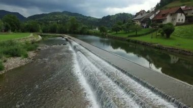 4 k. Skofja Loka - Slovenya, en eski şehirlerinden biri bulunan nehirler üzerinde. Su akan ve dağların panoramik