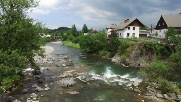 4K. Skofja Loka - unul dintre cele mai vechi orașe din Slovenia, situat pe râuri. Vedere panoramică cu apă curgătoare, pod Hudiceva și munți — Videoclip de stoc