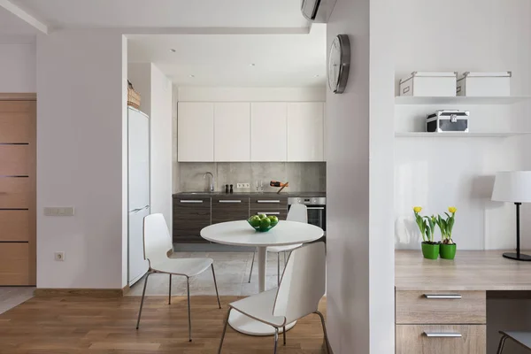 Interior do apartamento moderno em estilo escandinavo com cozinha — Fotografia de Stock
