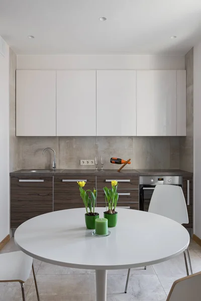 Interiér kuchyně v moderním bytě ve skandinávském stylu — Stock fotografie