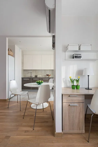 Wnętrze nowoczesne mieszkania w stylu skandynawskim z kuchni — Zdjęcie stockowe