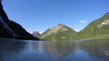 4 k. günbatımı şaşırtıcı alpen Gölü, zaman atlamalı derin mooving gölgeler. Predil Gölü (Lago Del Predil), Alp Dağları, İtalya, Europe.