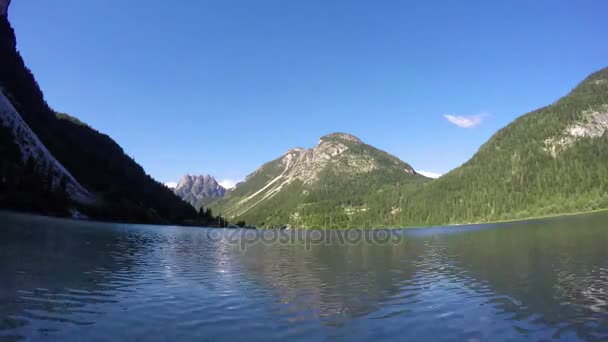 4 k. zonsondergang in fantastische alpen lake, time-lapse met diepe mooving schaduwen. Predil Lake (Lago Del Predil), Alpen bergen, Italië, Europa. — Stockvideo