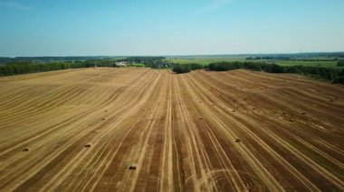 4 k. uçuş hasat sonra haystacks ile ekili alanlar üzerinde. Havadan görünümü.