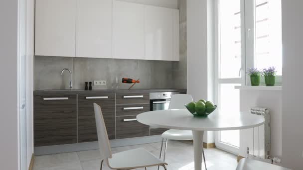 4 k. interiér moderní kuchyně ve skandinávském stylu. Pohybu panoramatický pohled. — Stock video